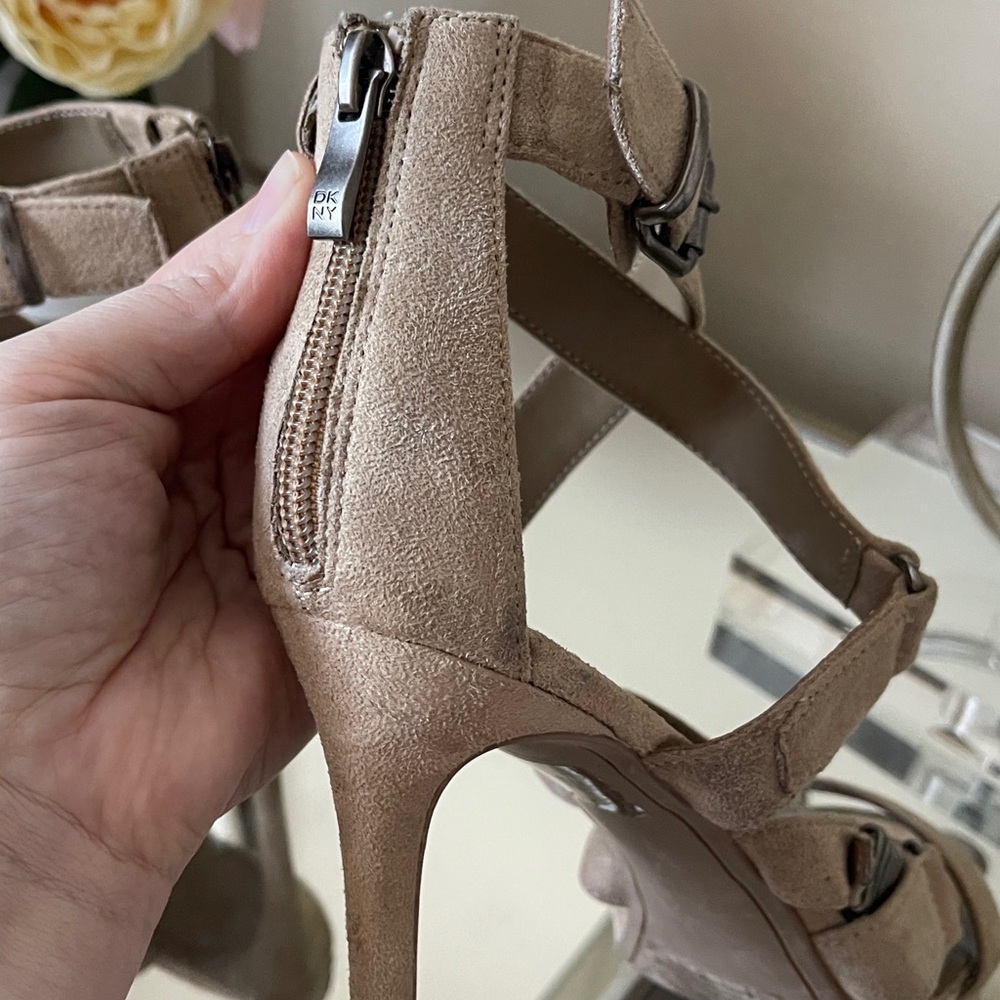DKNY Women's Essential Baby Slide Sandal Elegant Tan Strappy Heels - Picture 9 of 14